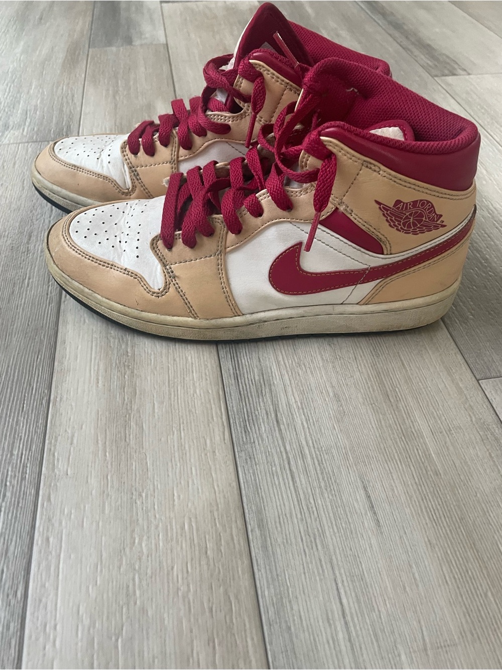 Jordan 1 Mid Light curry Cardinal red